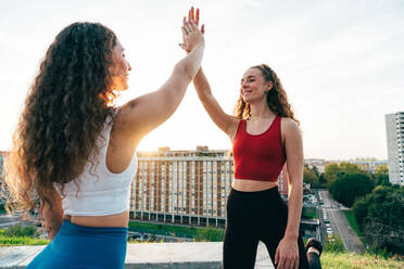 Ein schwules Paar trainiert zusammen im Freien. Ein echtes Läuferpaar treibt Sport in einem urbanen Gebiet der Stadt. Konzepte von Sport und Lifestyle - DMDF09878