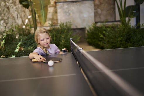 Mädchen spielt Tischtennis in einer Villa - ANNF00813