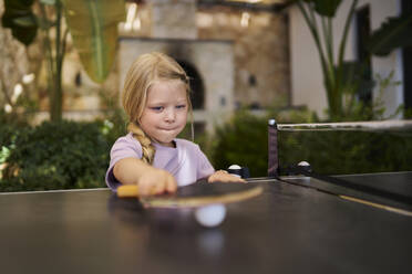 Mädchen spielt mit Tischtennisplatte in einer Villa - ANNF00814