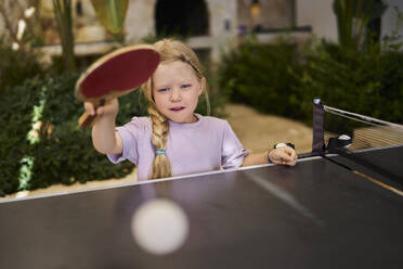 Mädchen mit geflochtenem Haar spielt Tischtennis in einer Villa - ANNF00815