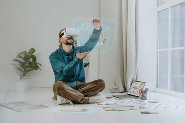 Innenarchitekt entwirft Projekt mit VR-Brille im Büro - YTF01735