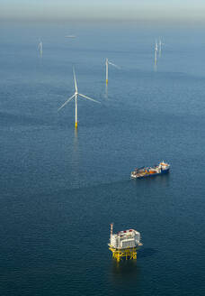 Niederlande, Nordholland, IJmuiden, Luftaufnahme eines neu errichteten Offshore-Windparks in der Nordsee - MKJF00001