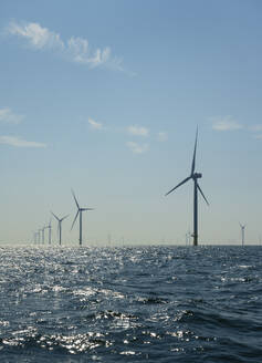 Niederlande, Zeeland, Domburg, Himmel über Offshore-Windpark in der Nordsee - MKJF00002