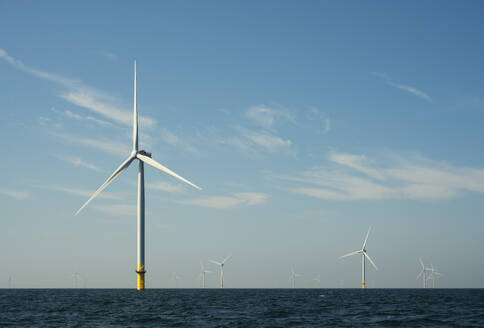 Niederlande, Zeeland, Domburg, Himmel über Offshore-Windpark in der Nordsee - MKJF00004