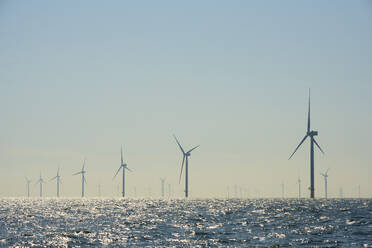 Niederlande, Zeeland, Domburg, Himmel über Offshore-Windpark in der Nordsee - MKJF00005