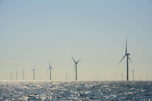 Niederlande, Zeeland, Domburg, Himmel über Offshore-Windpark in der Nordsee - MKJF00005