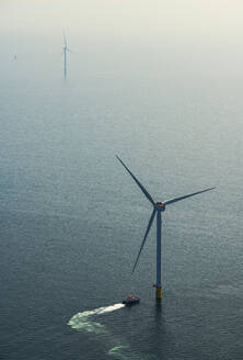 Niederlande, Nordholland, IJmuiden, Luftaufnahme eines neu errichteten Offshore-Windparks in der Nordsee - MKJF00011