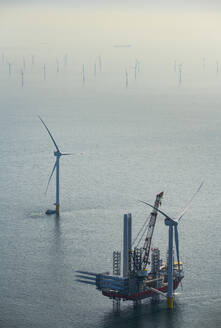 Niederlande, Nordholland, IJmuiden, Luftaufnahme des Installationsschiffs einer Windkraftanlage im Offshore-Windpark - MKJF00012