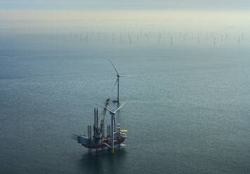Niederlande, Nordholland, IJmuiden, Luftaufnahme des Installationsschiffs einer Windkraftanlage im Offshore-Windpark - MKJF00013
