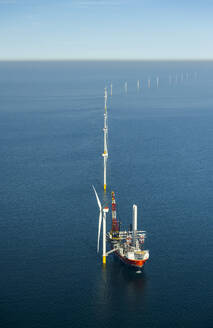 Niederlande, Nordholland, IJmuiden, Luftaufnahme des Installationsschiffs einer Windkraftanlage im Offshore-Windpark - MKJF00014