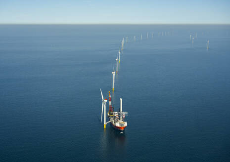 Niederlande, Nordholland, IJmuiden, Luftaufnahme des Installationsschiffs einer Windkraftanlage im Offshore-Windpark - MKJF00015