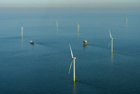 Niederlande, Nordholland, IJmuiden, Luftaufnahme eines neu errichteten Offshore-Windparks in der Nordsee - MKJF00016