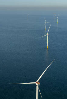Niederlande, Nordholland, IJmuiden, Luftaufnahme eines neu errichteten Offshore-Windparks in der Nordsee - MKJF00017