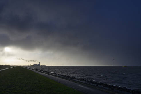 Niederlande, Flevoland, Lelystad, Dunkle Gewitterwolken über dem Offshore-Windpark im IJsselmeer - MKJF00018