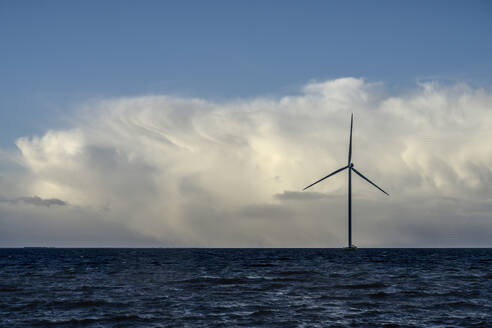 Niederlande, Flevoland, Lelystad, Dicke Wolken über Offshore-Windpark im IJsselmeer - MKJF00019