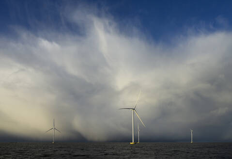 Niederlande, Flevoland, Lelystad, Dicke Wolken über Offshore-Windpark im IJsselmeer - MKJF00020
