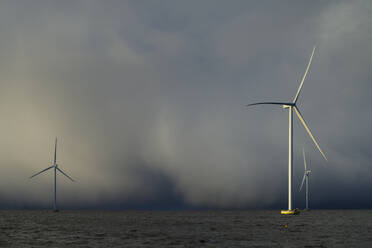 Niederlande, Flevoland, Lelystad, Dicke Wolken über Offshore-Windpark im IJsselmeer - MKJF00021