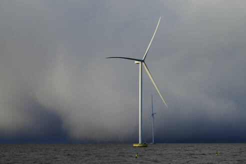 Niederlande, Flevoland, Lelystad, Dicke Wolken über Offshore-Windpark im IJsselmeer - MKJF00022