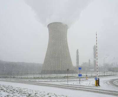 Niederlande, Limburg, Geleen, Kühlturm mit großer Dunstwolke im Winter - MKJF00025