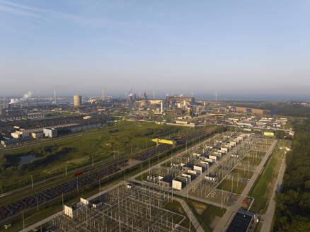 Niederlande, Nordholland, IJmuiden, Luftaufnahme einer neu errichteten Transformatorstation zur Umwandlung von in Offshore-Windparks erzeugtem Strom - MKJF00026
