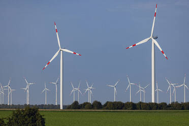 Windkraftanlagen gegen den Himmel in einer ländlichen Landschaft - JATF01382