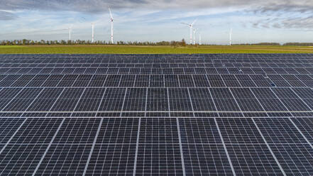 Solarkraftwerk mit Windpark im Hintergrund - JATF01392