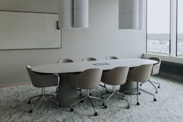 Leerer Konferenztisch mit Stühlen im Sitzungssaal - MASF42309