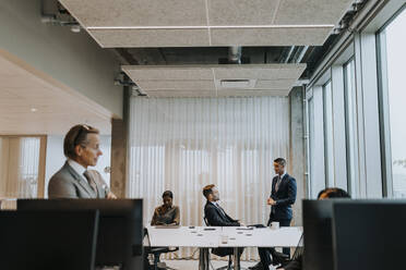 Geschäftskollegen besprechen die Strategie im Büro des Unternehmens - MASF42331