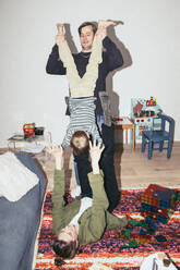 Verspielte Eltern haben Spaß mit ihrem Sohn zu Hause - MASF42523