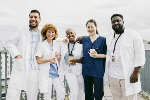 Porträt von lächelndem, multirassischem medizinischem Personal gegen den Himmel - MASF42574