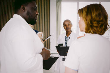 Ein multirassisches Ärzteteam diskutiert in einem Krankenhaus - MASF42626