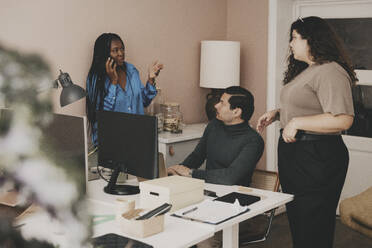 Geschäftsfrau plant Strategie mit Team im Büro - MASF42673