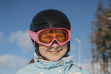 Lächelndes Mädchen mit Skibrille im Skigebiet - OSF02393