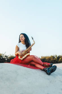 Lächelnde Frau mit Saxophon auf dem Skatepark - ASNF00006