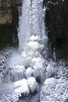 Deutschland, Sachsen, Gefrorener Wasserfall in der Sächsischen Schweiz - JTF02389