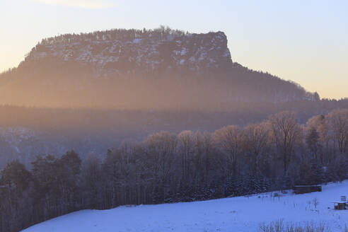 Deutschland, Sachsen, Blick auf den Lilienstein in der Winterdämmerung - JTF02390