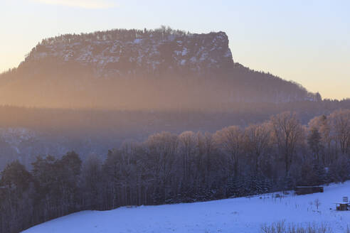 Germany, Saxony, View of Lilienstein mountain at winter dusk - JTF02390