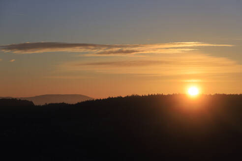 Deutschland, Sachsen, Sonnenuntergang über dem Wald in der Sächsischen Schweiz - JTF02391