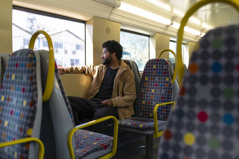 Junger Mann reist in U-Bahn-Zug - VRAF00385