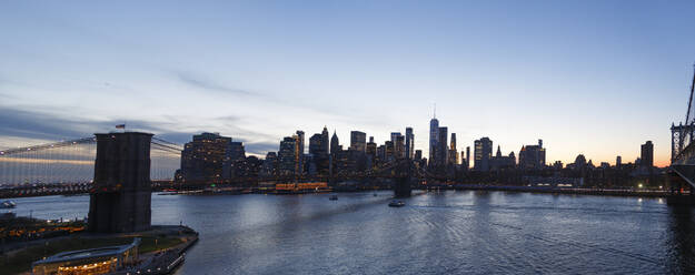 USA, New York State, New York City, Panoramablick auf die Brooklyn Bridge und die Skyline von Manhattan in der Abenddämmerung - NGF00823