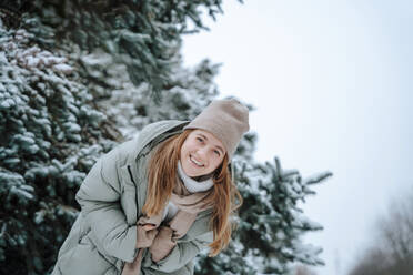 Glückliche Frau hat Spaß im Winter - NLAF00248
