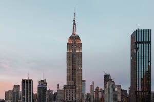 USA, New York State, New York City, Luftaufnahme des Empire State Building in der Abenddämmerung - NGF00825