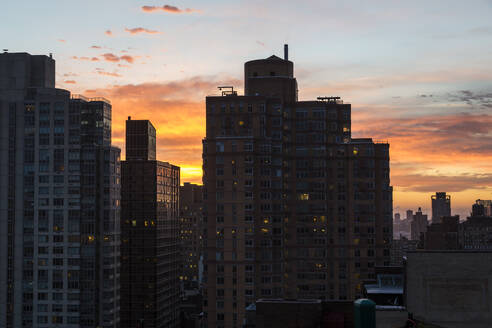 USA, Bundesstaat New York, New York City, Luftaufnahme von großen Wohnungen in der Abenddämmerung - NGF00827