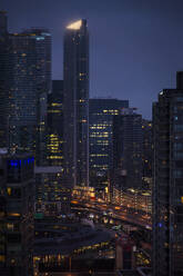 Kanada, Ontario, Toronto, Luftaufnahme von Wolkenkratzern in der Innenstadt bei Nacht - NGF00828