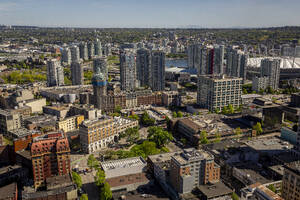 Kanada, British Columbia, Vancouver, Stadtbild aus der Luft mit verschiedenen Wolkenkratzern und Wohngebäuden - NGF00832