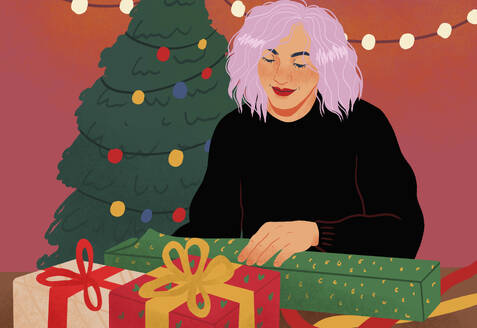Frau beim Einpacken von Weihnachtsgeschenken am Weihnachtsbaum mit Lichterkette - FSIF06870