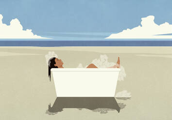 Unbeschwerte Frau genießt Schaumbad in Badewanne auf sonnigen Ozean Strand - FSIF06884