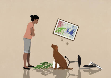 Frustrierte Frau blickt auf den Hund, der Chaos verursacht - FSIF06899