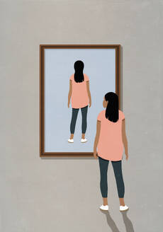 Frau schaut auf Rückansicht im Spiegel - FSIF06916