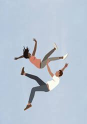 Paar fällt in der Luft gegen blauen Himmel - FSIF06939
